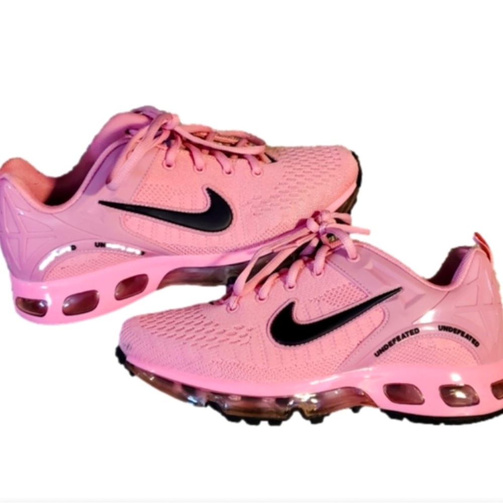 Barbiecore Bubblegum Pink Nike AirMax Sneakers. EUC. Worn twice. Too big on me.